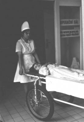 pacient před operačním sálem